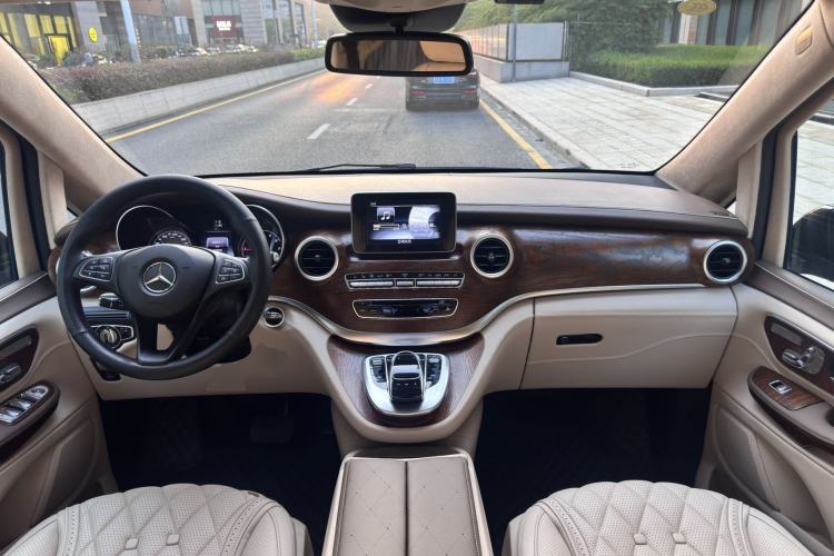 Used Mercedes-Benz V-Class 2018 V250 2.0T Extended Version 5.37 meters Middle East Edition Center Console