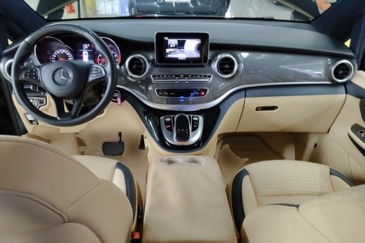 Used Mercedes-Benz V-Class 2018 V250 2.0T Extended Version 5.37 meters Middle East Edition Center Console