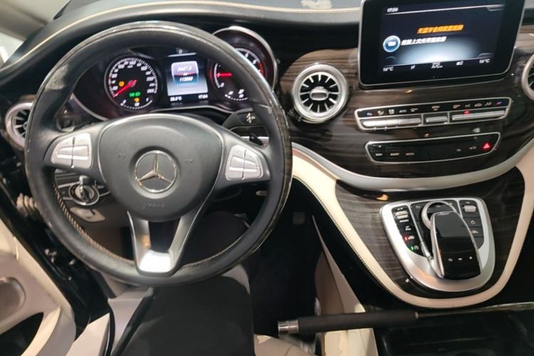 Used Mercedes-Benz V-Class 2018 V 260 Avantgarde Edition China VI Center Console