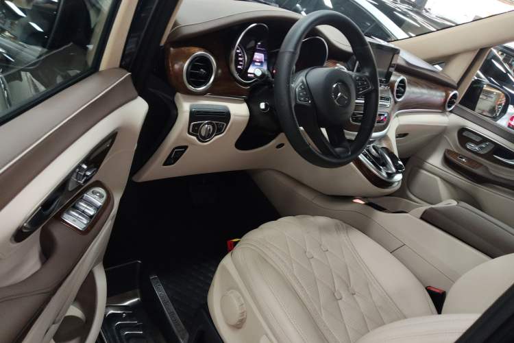 Used Mercedes-Benz V-Class 2018 V250 2.0T Extended Version 5.37 meters Middle East Edition Driver Seat