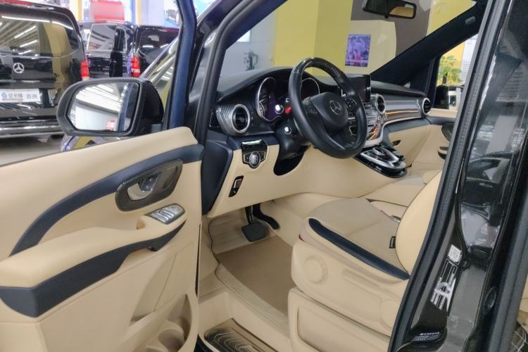 Used Mercedes-Benz V-Class 2018 V250 2.0T Extended Version 5.37 meters Middle East Edition Driver Seat