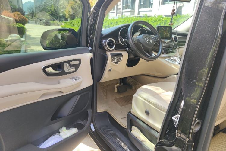 Used Mercedes-Benz V-Class 2018 V 260 Avantgarde Edition China VI Driver Seat