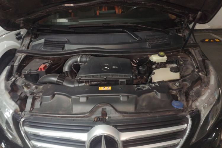 Used Mercedes-Benz V-Class  Engine Bay