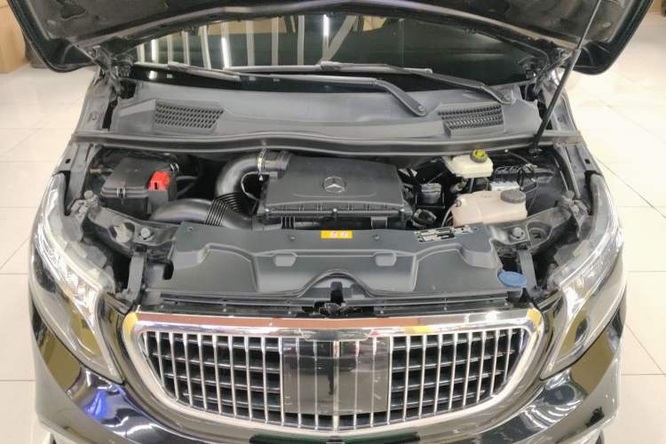 Used Mercedes-Benz V-Class 2018 V250 2.0T Extended Version 5.37 meters Middle East Edition Engine Bay