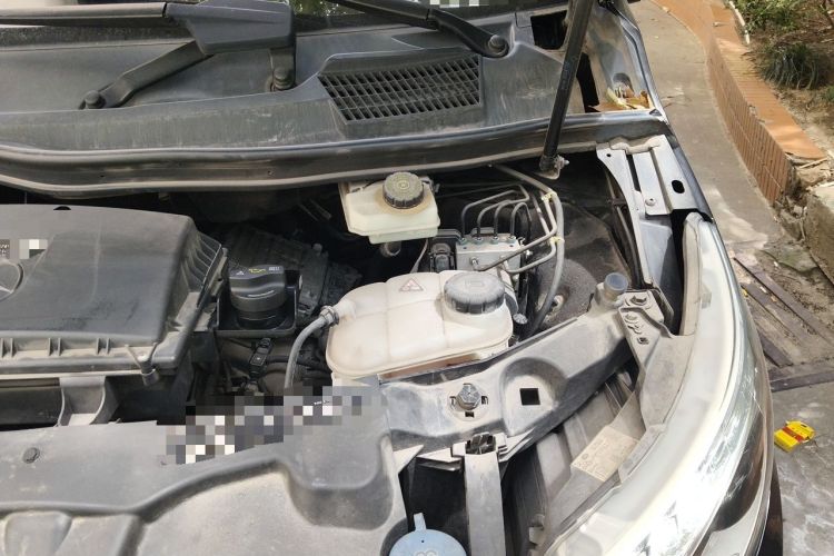 Used Mercedes-Benz V-Class  Engine Bay Left