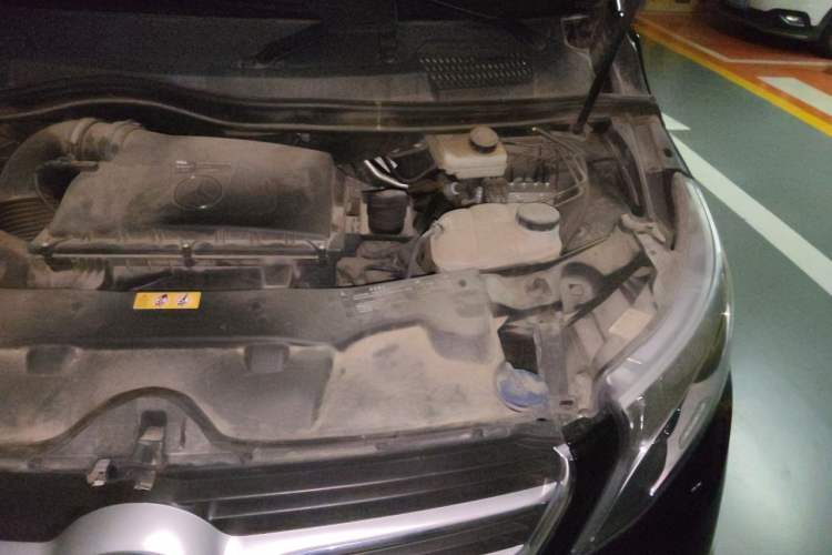 Used Mercedes-Benz V-Class  Engine Bay Left