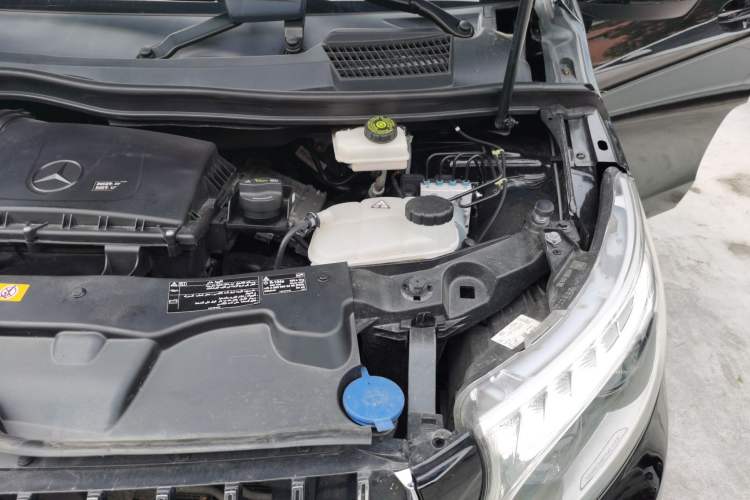 Used Mercedes-Benz V-Class  Engine Bay Left