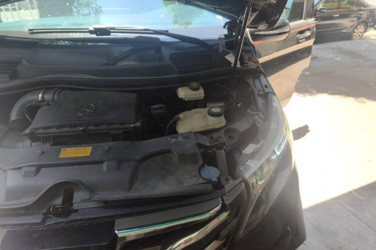Used Mercedes-Benz V-Class  Engine Bay Left