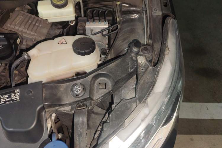 Used Mercedes-Benz V-Class  Engine Bay Left