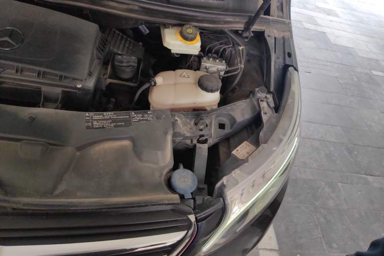 Used Mercedes-Benz V-Class  Engine Bay Left