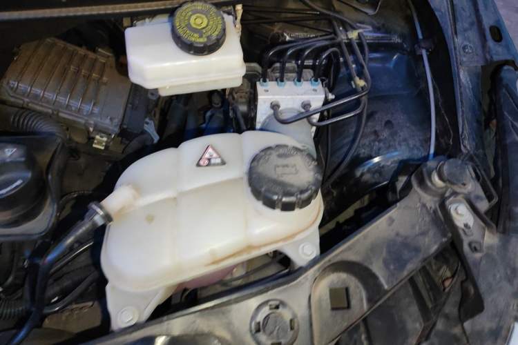 Used Mercedes-Benz V-Class  Engine Bay Left