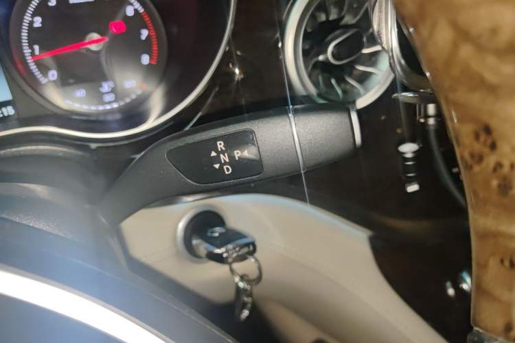 Used Mercedes-Benz V-Class 2018 V 260 L Prestige Extended Version China VI Gear Lever