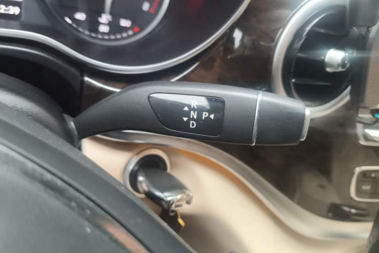 Used Mercedes-Benz V-Class 2018 V 260 L Prestige Extended Version China VI Gear Lever
