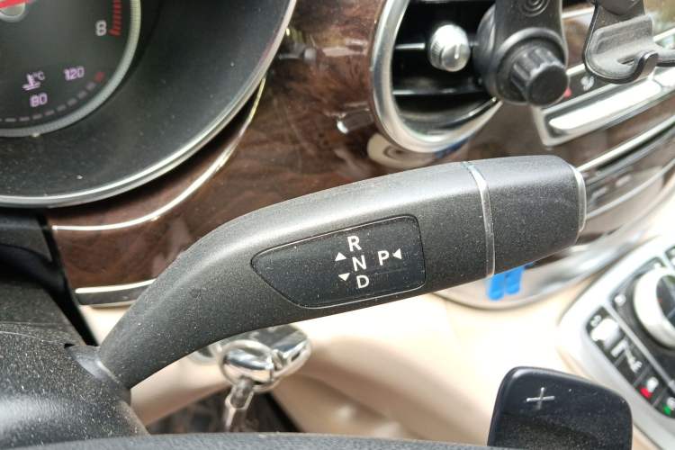 Used Mercedes-Benz V-Class 2018 V 260 L Prestige Extended Version China VI Gear Lever