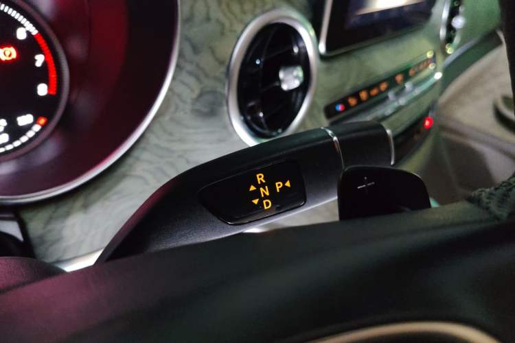 Used Mercedes-Benz V-Class 2018 V 260 L Prestige Extended Version China VI Gear Lever