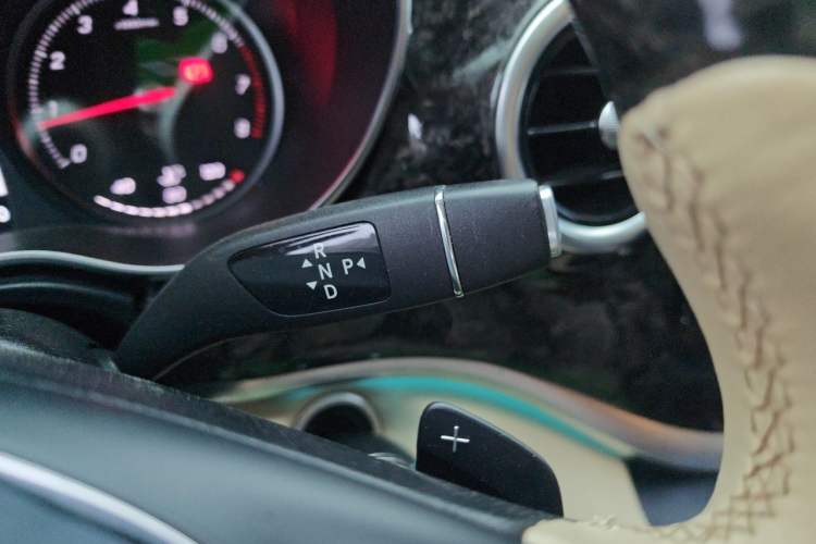 Used Mercedes-Benz V-Class 2018 V 260 L Prestige Extended Version China VI Gear Lever