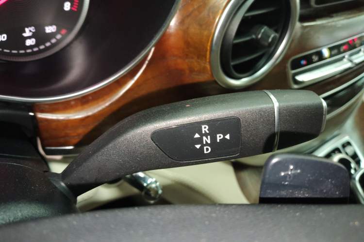 Used Mercedes-Benz V-Class 2018 V250 2.0T Extended Version 5.37 meters Middle East Edition Gear Lever