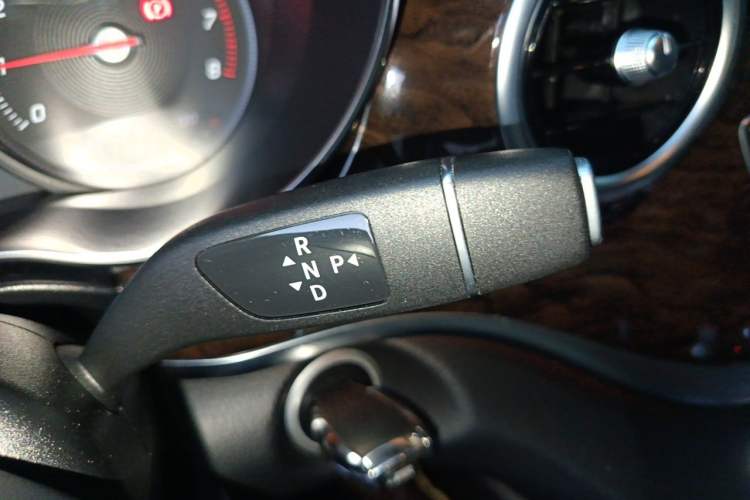 Used Mercedes-Benz V-Class 2018 V 260 L Prestige Extended Version China VI Gear Lever
