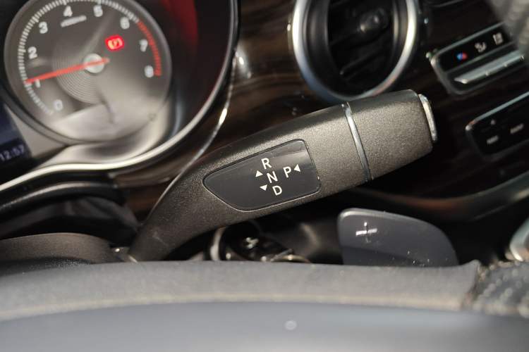 Used Mercedes-Benz V-Class 2018 V 260 Avantgarde Edition China VI Gear Lever