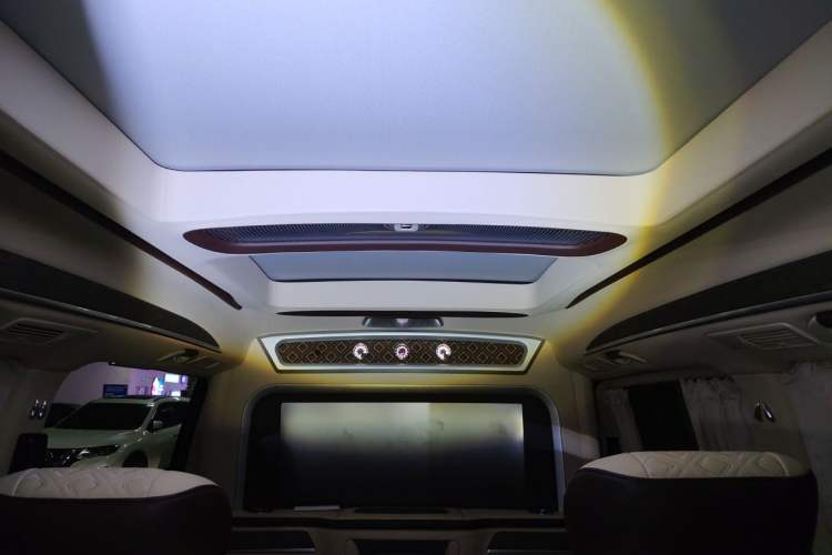Used Mercedes-Benz V-Class 2018 V 260 L Prestige Extended Version China VI Headliner