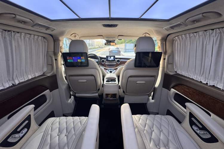 Used Mercedes-Benz V-Class 2018 V250 2.0T Extended Version 5.37 meters Middle East Edition Headliner