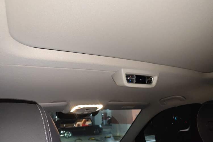 Used Mercedes-Benz V-Class 2018 V 260 Avantgarde Edition China VI Headliner