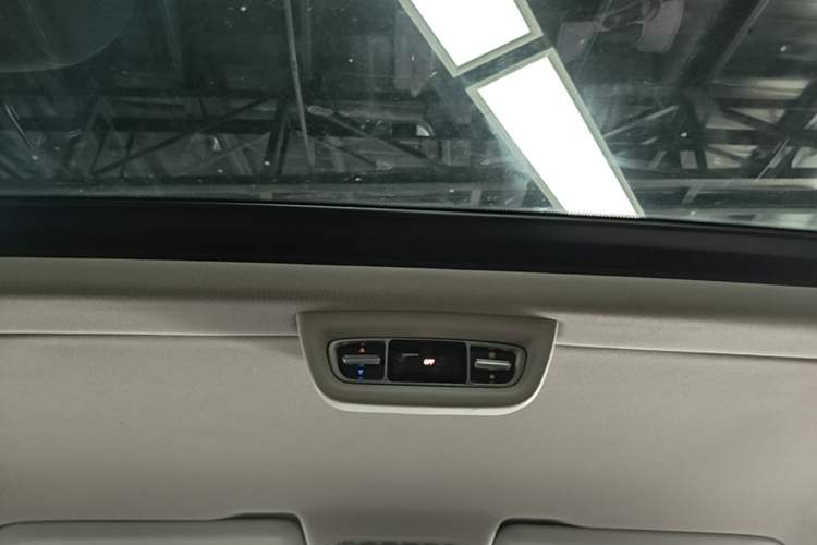 Used Mercedes-Benz V-Class 2018 V 260 Avantgarde Edition China VI Headliner