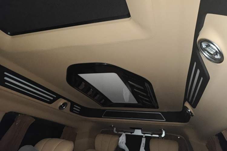 Used Mercedes-Benz V-Class 2018 V 260 L Prestige Extended Version China VI Headliner