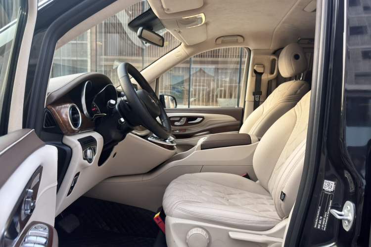 Used Mercedes-Benz V-Class 2018 V250 2.0T Extended Version 5.37 meters Middle East Edition Left Front Seat