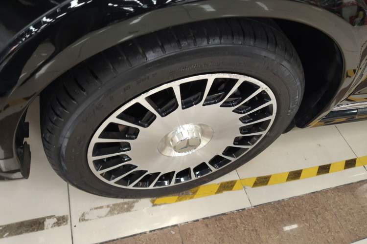 Used Mercedes-Benz V-Class 2018 V250 2.0T Extended Version 5.37 meters Middle East Edition Left Front Wheel Hub