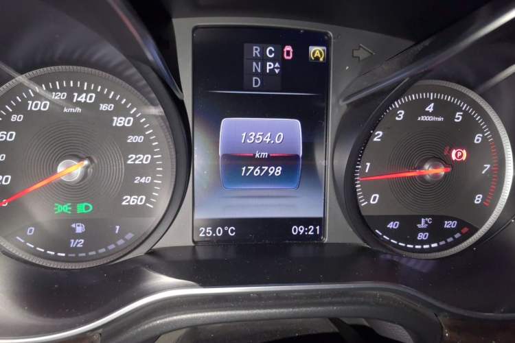 Used Mercedes-Benz V-Class 2018 V 260 Prestige Edition China V Odometer Close Up