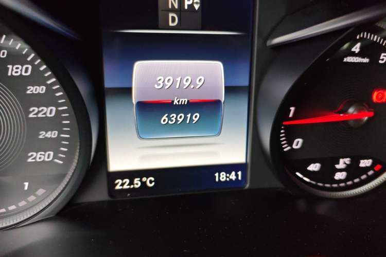 Used Mercedes-Benz V-Class 2018 V 260 Avantgarde Edition China VI Odometer Close Up