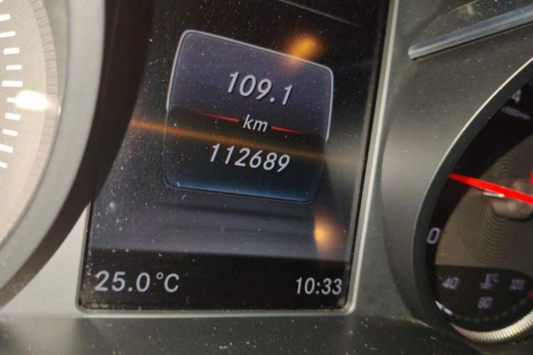 Used Mercedes-Benz V-Class 2018 V 260 Prestige Edition China VI Odometer Close Up