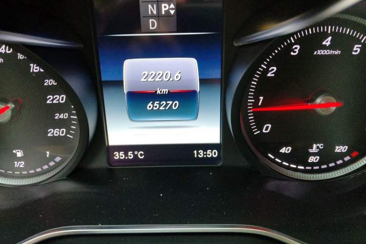 Used Mercedes-Benz V-Class  Odometer Close Up