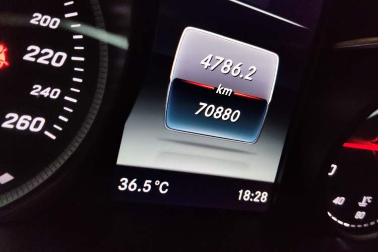 Used Mercedes-Benz V-Class 2018 V 260 Prestige Edition China VI Odometer Close Up