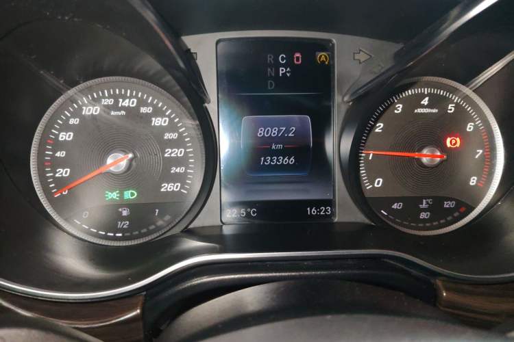 Used Mercedes-Benz V-Class 2018 V 260 Avantgarde Edition China VI Odometer Close Up