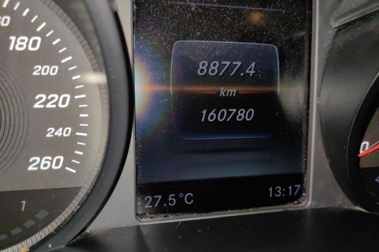 Used Mercedes-Benz V-Class  Odometer Close Up