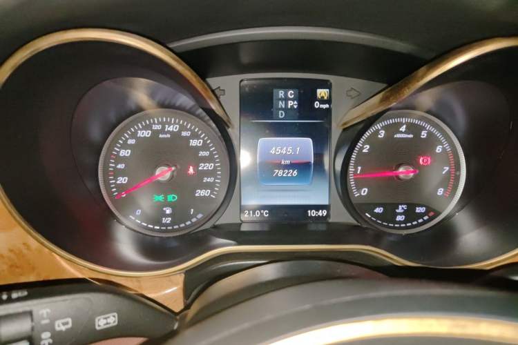 Used Mercedes-Benz V-Class  Odometer Close Up