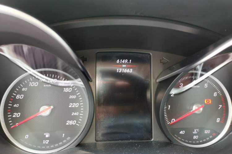 Used Mercedes-Benz V-Class  Odometer Close Up