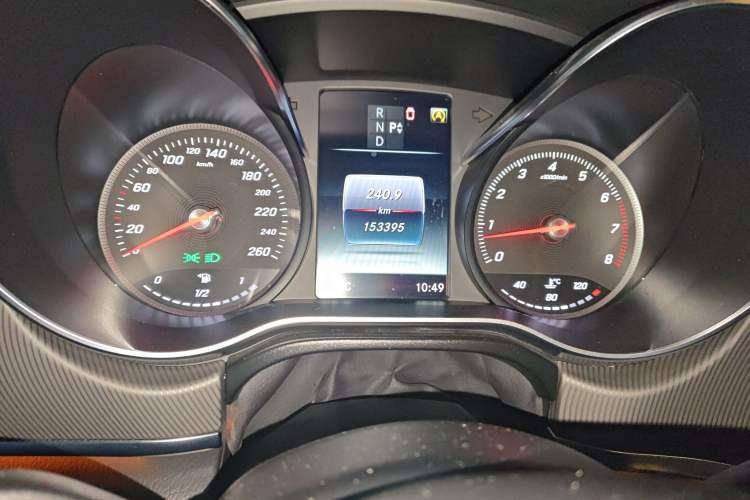 Used Mercedes-Benz V-Class 2018 V250 2.0T Middle East Version Odometer Close Up