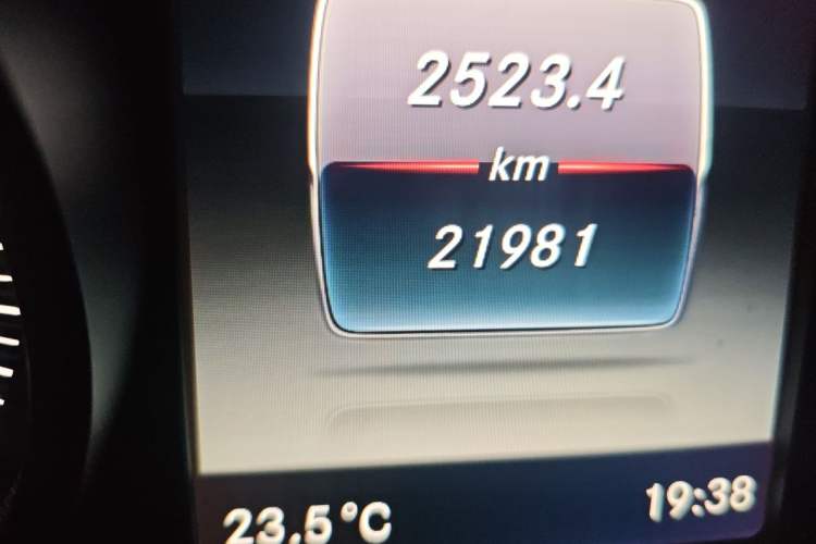 Used Mercedes-Benz V-Class 2018 V 260 Avantgarde Edition China VI Odometer Close Up