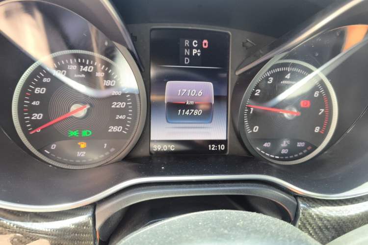 Used Mercedes-Benz V-Class  Odometer Close Up
