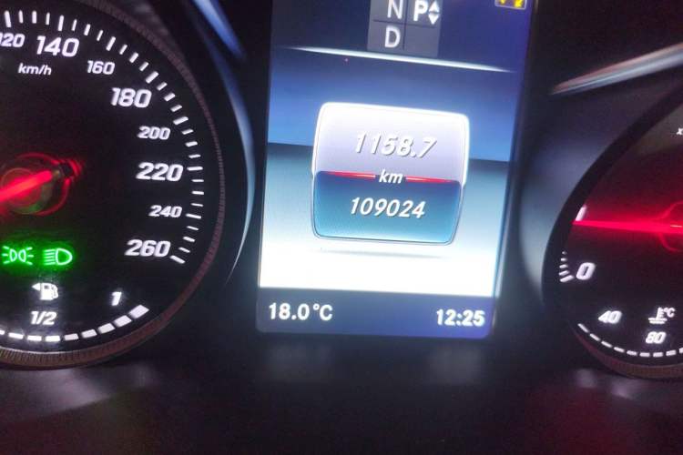 Used Mercedes-Benz V-Class 2018 V 260 Avantgarde Edition China VI Odometer Close Up