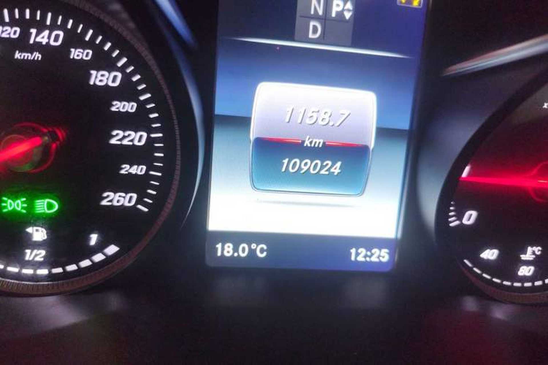 Used Mercedes-Benz V-Class 2018 V 260 Avantgarde Edition China VI Odometer Close Up