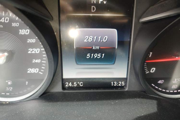 Used Mercedes-Benz V-Class 2018 V 260 Avantgarde Edition China VI Odometer Close Up