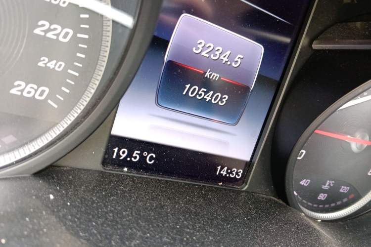 Used Mercedes-Benz V-Class 2018 V 260 L Prestige Extended Version China VI Odometer Close Up