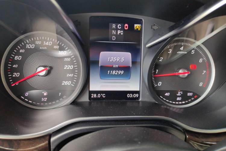 Used Mercedes-Benz V-Class 2018 V 260 L Prestige Extended Version China VI Odometer Close Up
