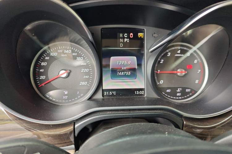 Used Mercedes-Benz V-Class 2018 V 260 Avantgarde Edition China VI Odometer Close Up