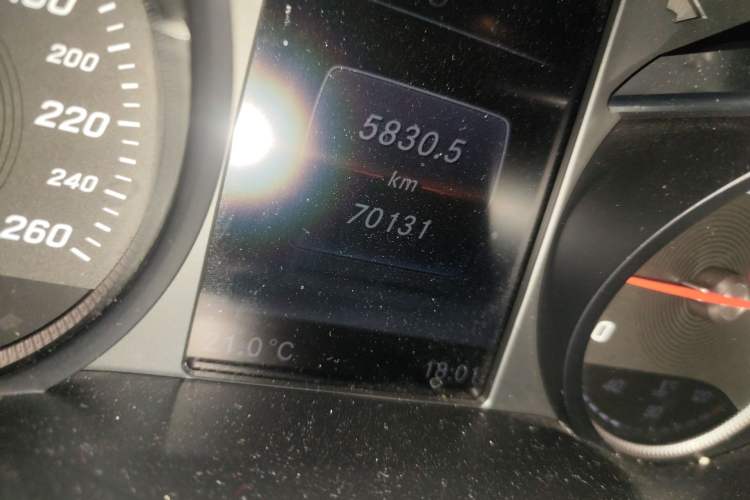 Used Mercedes-Benz V-Class  Odometer Close Up
