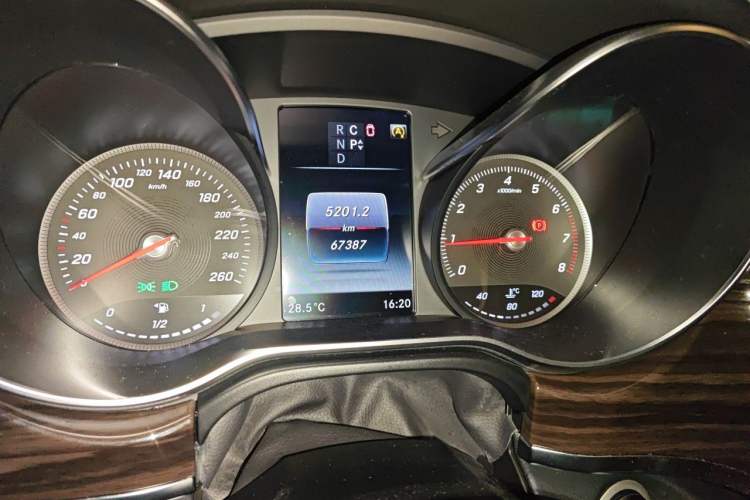 Used Mercedes-Benz V-Class 2018 V 260 Avantgarde Edition China VI Odometer Close Up